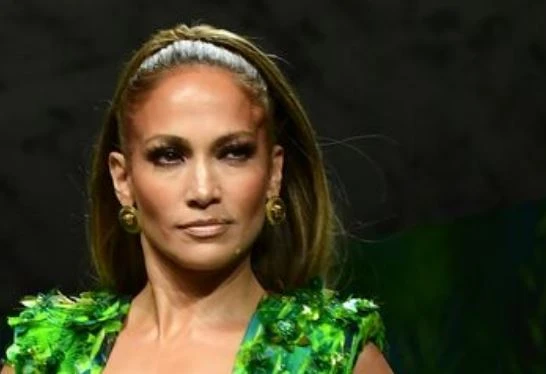 Jennifer Lopez così per Versace: seno in libertà e spacco e stremo, slip in bella mostra