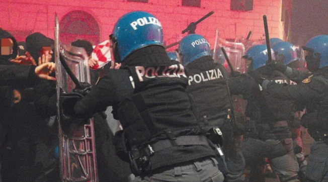 Bologna, il racconto del poliziotto in piazza: "Tavoli di ferro e bomboni, ho visto la morte in faccia"