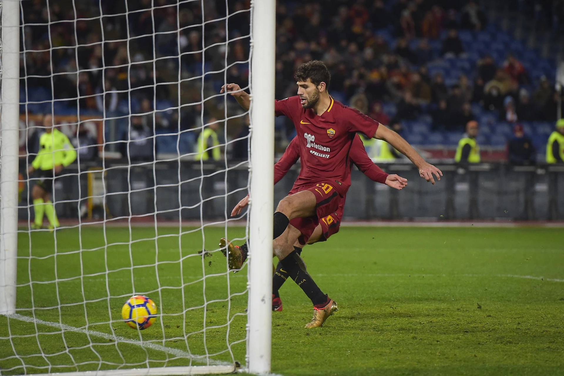 Roma, 1-0 col Cagliari ma che fatica: Fazio (e il Var) cancellano un rigore sciupato