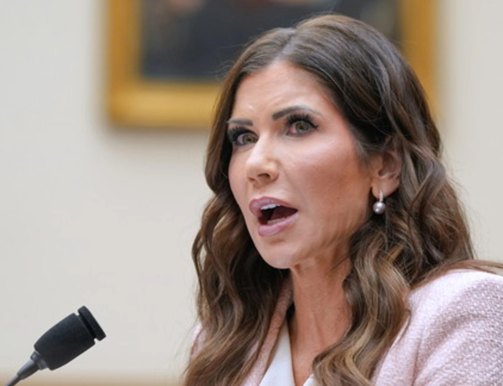 Trump licenzia Kristi Noem: cosa c'è dietro, chi è il falco anti-migranti che la sostituisce