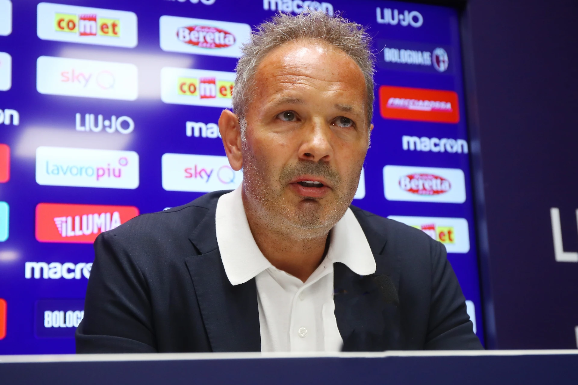 Sinisa Mihajlovic, il gesto clamoroso prima della partita contro il Chievo: giocatori del Bologna in lacrime