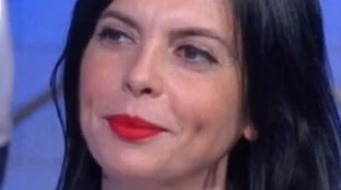 Soliti ignoti, Amadeus sconcertato: "Ma lei ha un'aria di famiglia". In studio c'è la signora Silvia: guardatela bene