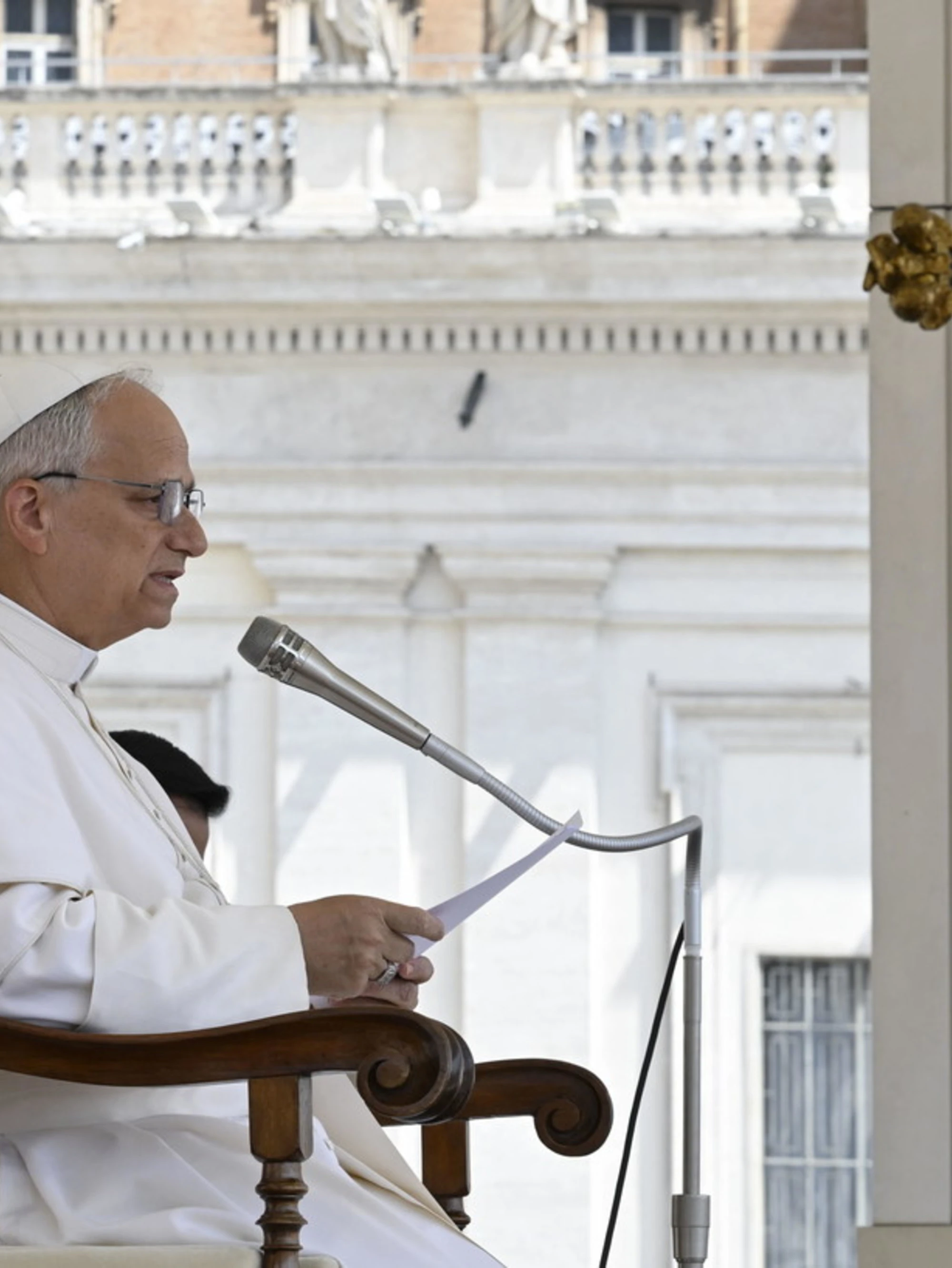 Leone XIV, "ecco la croce": il gesto con cui si smarca da Francesco