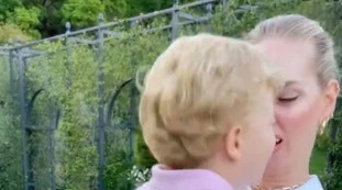 Chiara Ferragni insultata, il gesto con Leone che indigna. "Ma che mamma sei?"