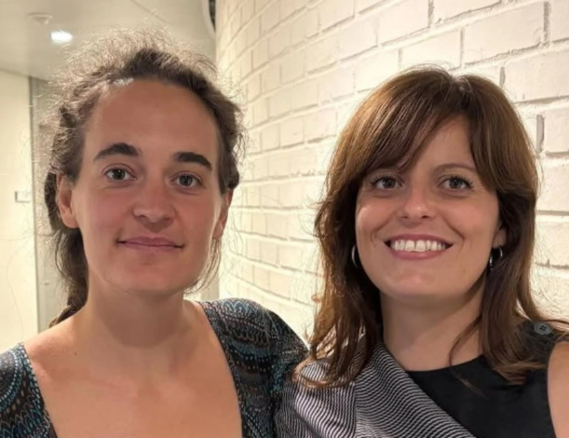 Ilaria Salis saluta Carola Rackete con questa foto: si scatena il delirio