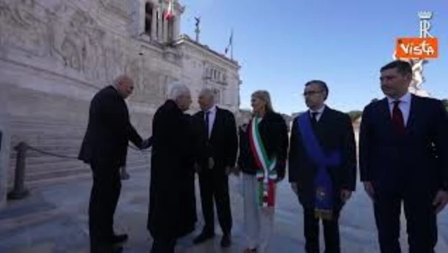 Giornata Unità d'Italia, il passaggio delle Frecce Tricolori sopra l'Altare della Patria