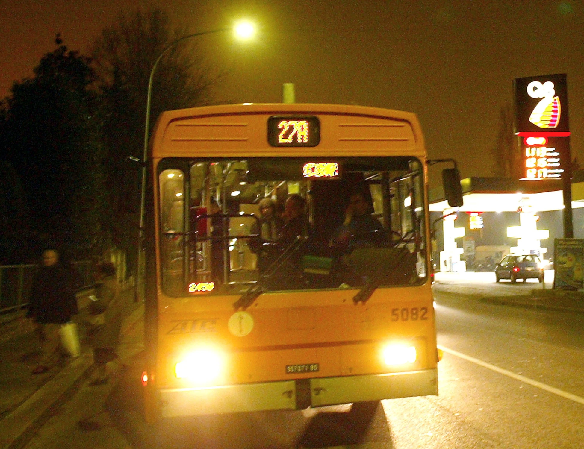 Bologna, stacca a morsi un pezzo d'orecchio all'autista del bus: orrore a bordo