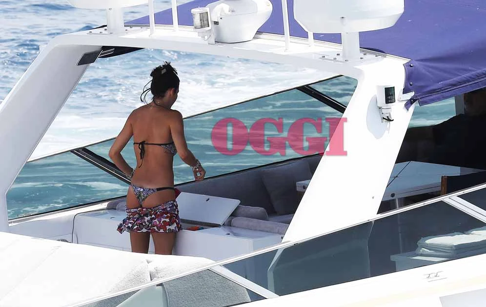 Elisabetta Gregoraci, il micro-bikini svela un lato B perfetto: foto da restarci secchi sullo yacht
