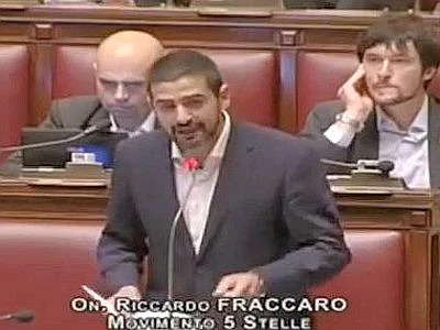Finanziamento ai partiti, bagarre in Aula M5S: "Deputati ladri", seduta sospesa