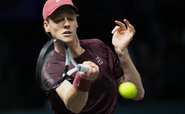 Sinner, travolge Zverev e vola in finale a Parigi: come lo ha fatto fuori