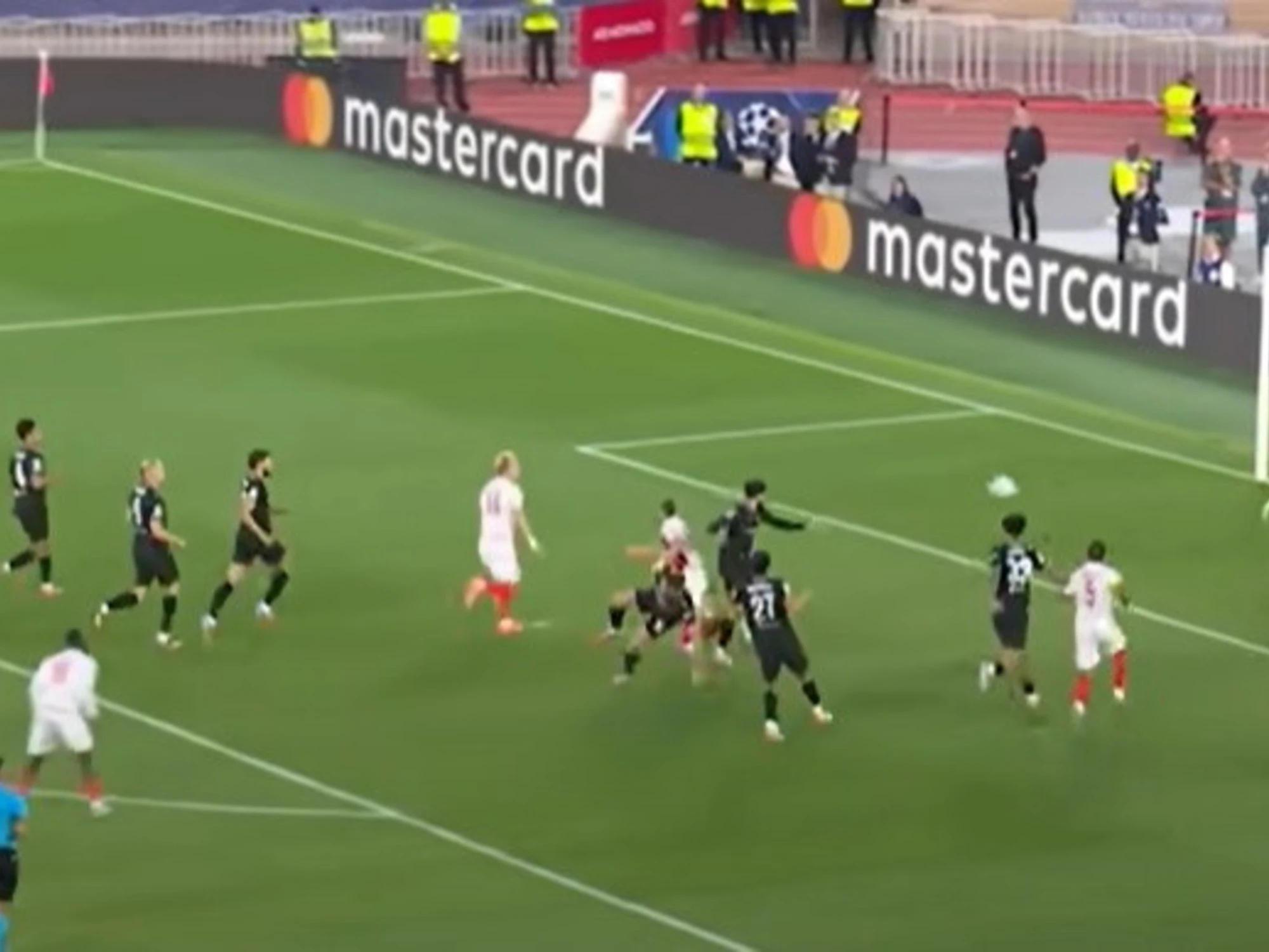 Gigio Donnarumma, rigore e rissa: come fa sbroccare i tifosi