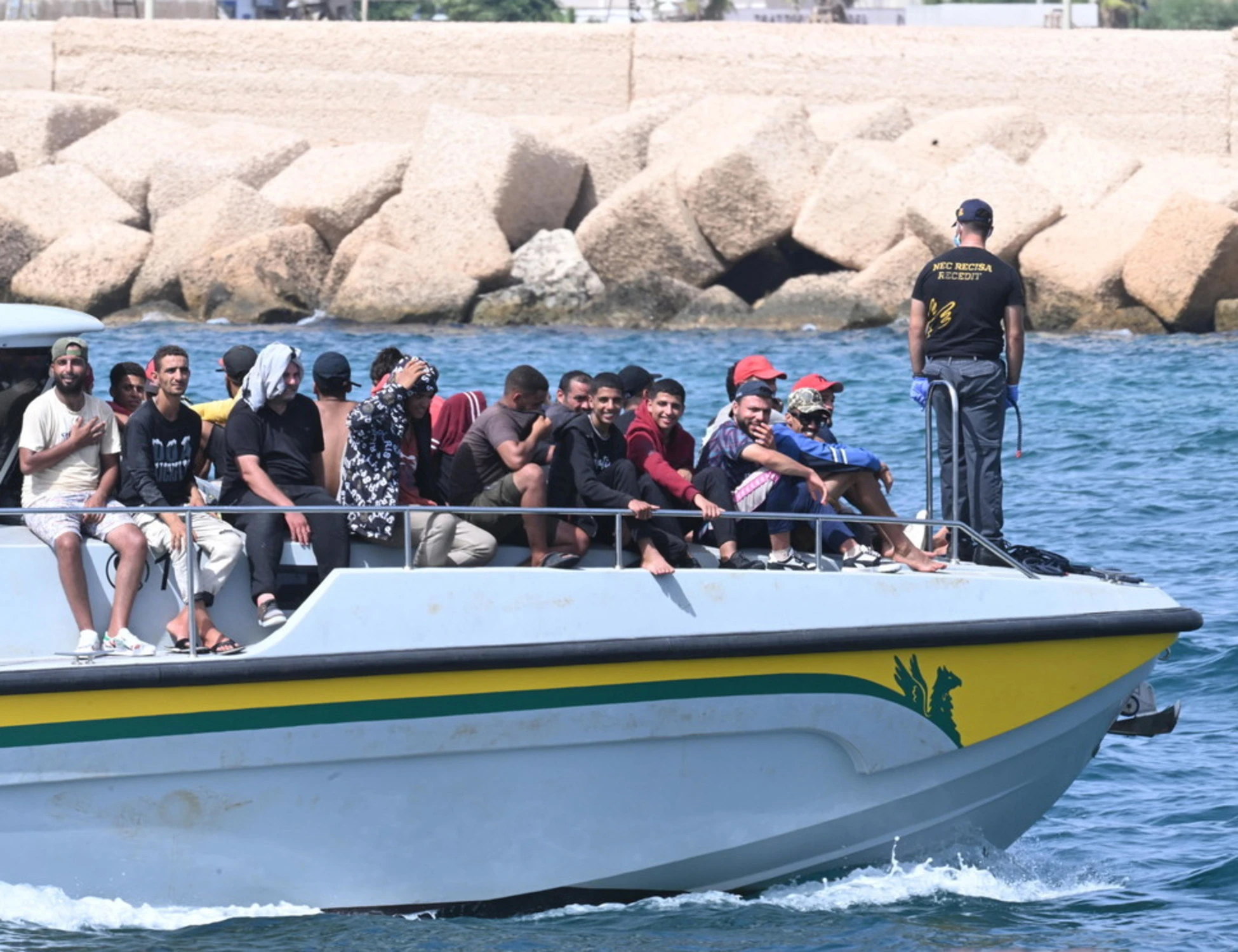 Cagliari, barchino di migranti a tutta velocità verso la spiaggia: insorgono i bagnanti