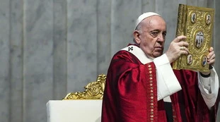 Papa Francesco, paura in Vaticano dopo l'incremento di contagi: "A vent'anni perse una parte di polmone"