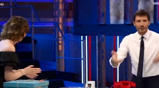 Affari Tuoi, "perché Irene è single": De Martino infiamma lo studio