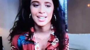 Camilla Cabello, incidente hard in tv: la camicia si apre, nuda in diretta. Il video fa il giro del mondo