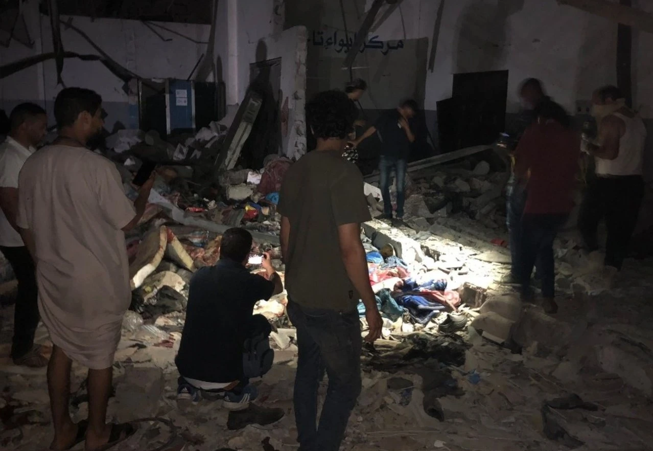 Libia, bombe sul centro di detenzione per migranti: 40 morti, un grave sospetto