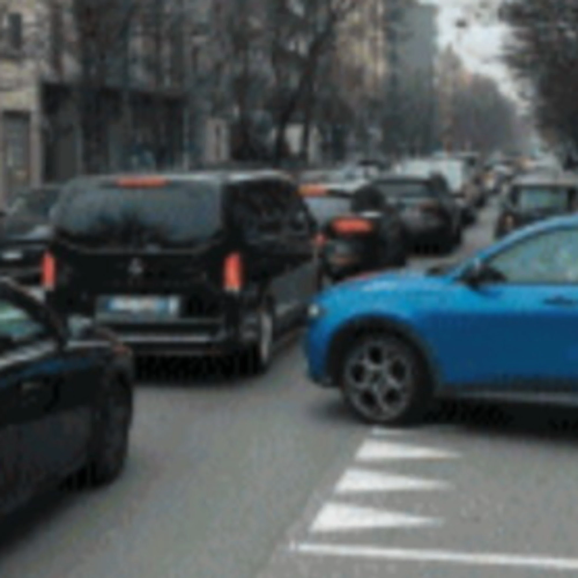 La follia della piazza tattica fa esplodere il traffico già alla prima chiusura