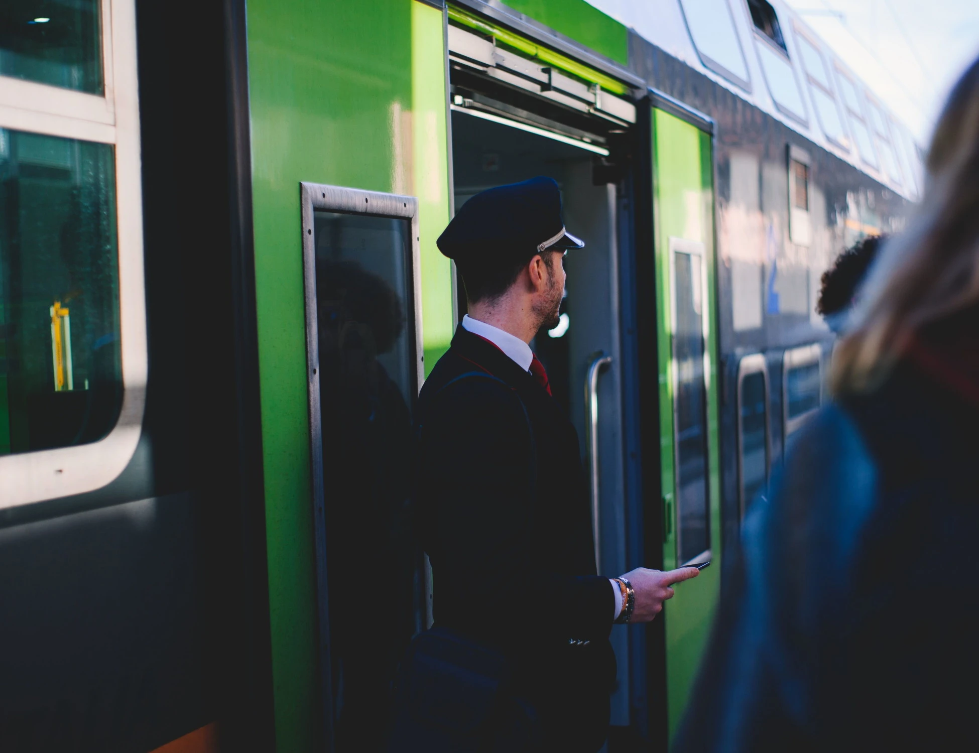 Rovereto, orrore sul treno: ubriaco aggredisce il controllore e morde gli agenti