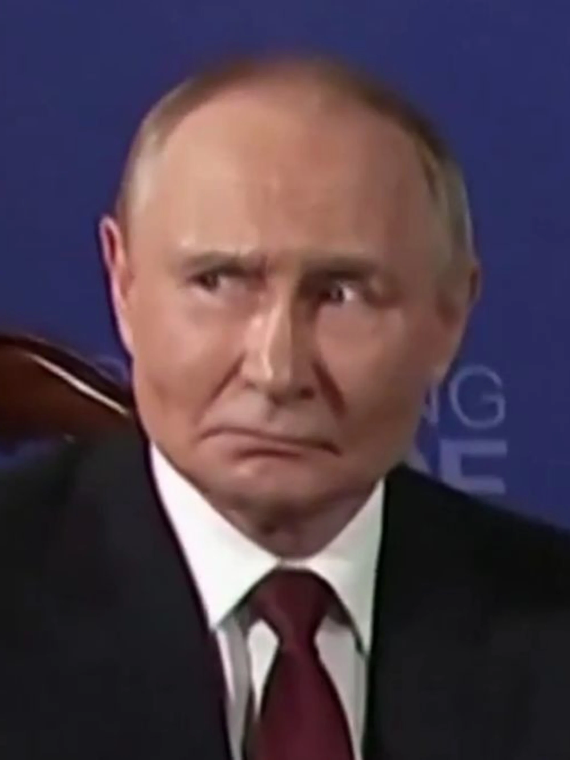 Vladimir Putin, la smorfia davanti a tutti fa il giro del mondo