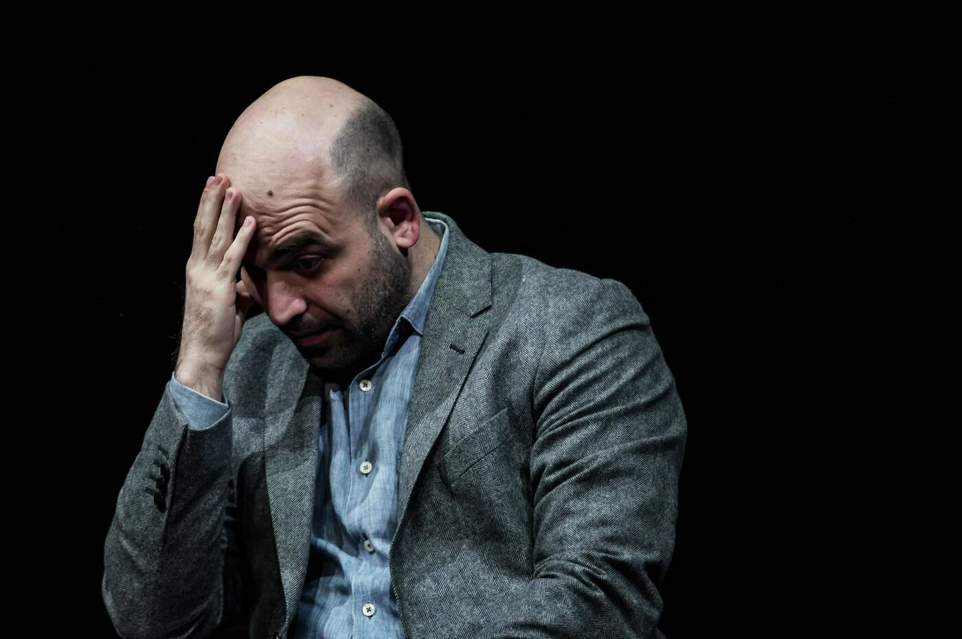 "A chi faccio gli auguri oggi". Saviano, ma vai a lavorare. Parla pure il Primo maggio, lo ricoprono di insulti