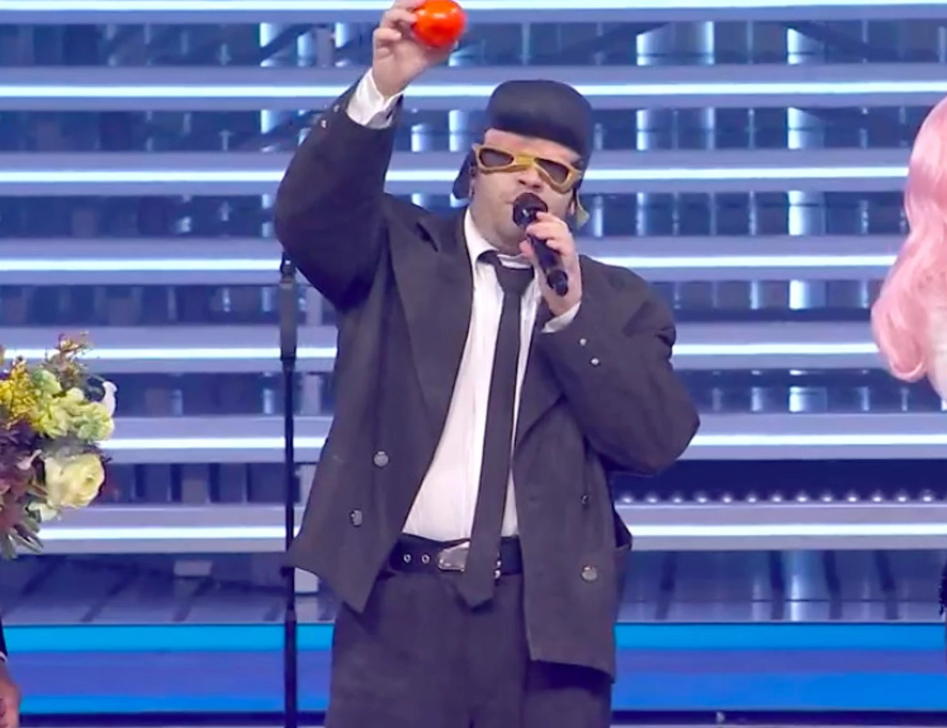 Sanremo 2026, "caco": TonyPitony sconvolge l'Ariston con questo gesto