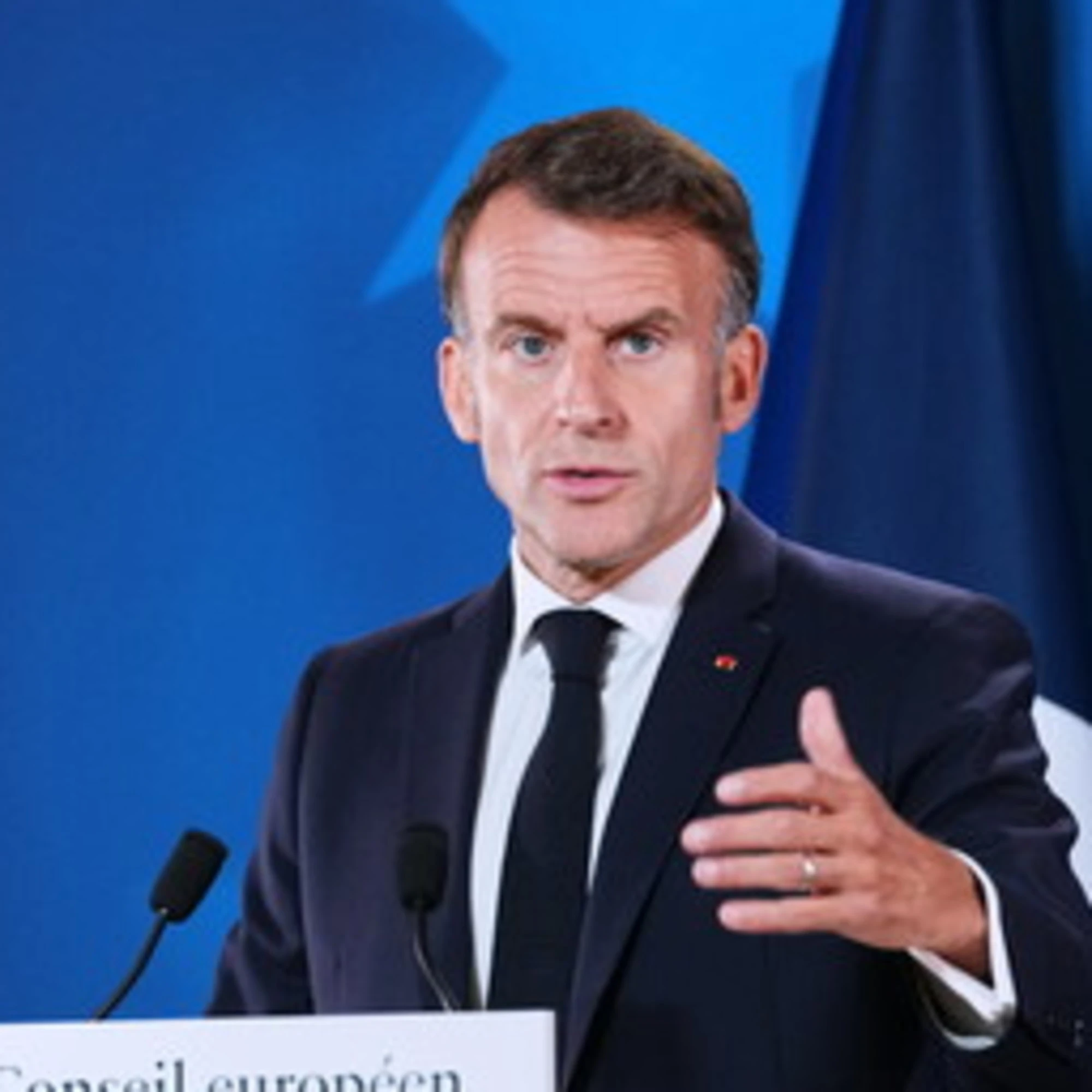 Il "terzo uomo" di Macron per rimanere all'Eliseo