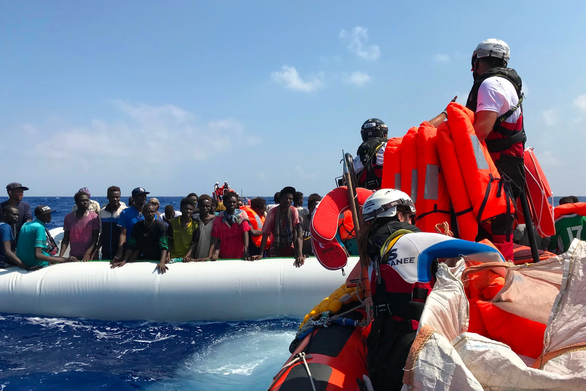 Immigrati, congelata la linea dura di Matteo Salvini: no ai porti chiusi, si spera nell'Europa