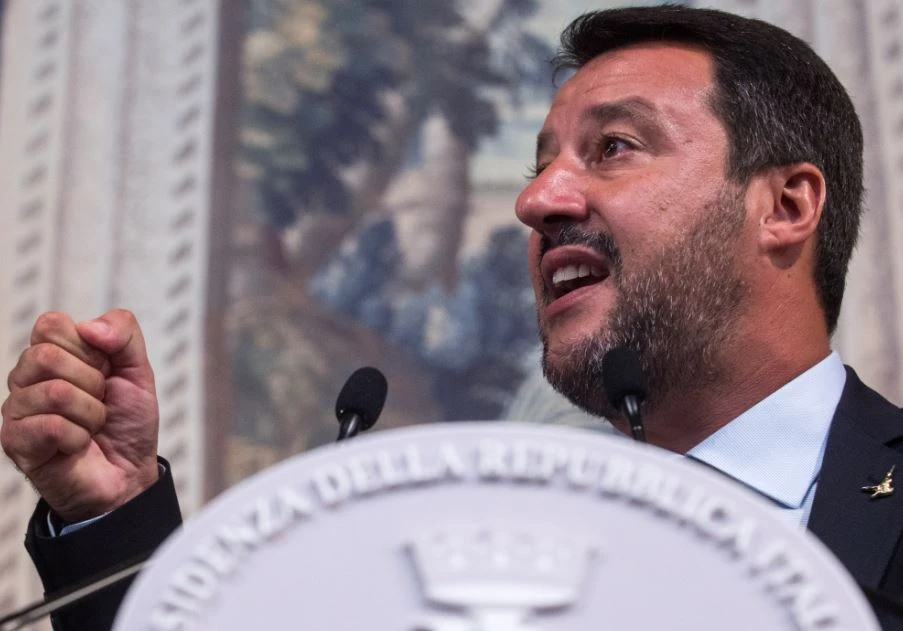 Crisi di governo, per Matteo Salvini si mette male: non sa più cosa fare. L'unica soluzione possibile