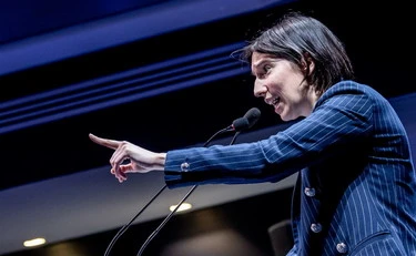 Elly Schlein si riscopre "Papa-girl" contro Trump: "Arroganza oltre ogni tollerabilità"