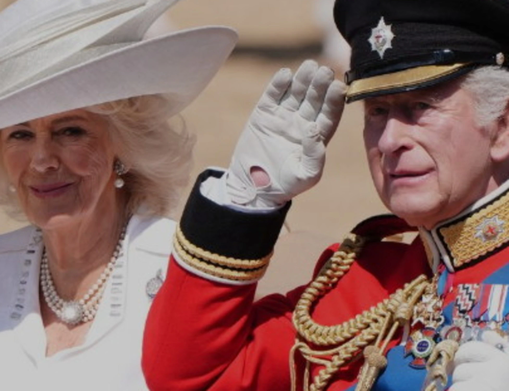 Re Carlo, sfuriata in carrozza con Camilla: "Folle, vergognoso"