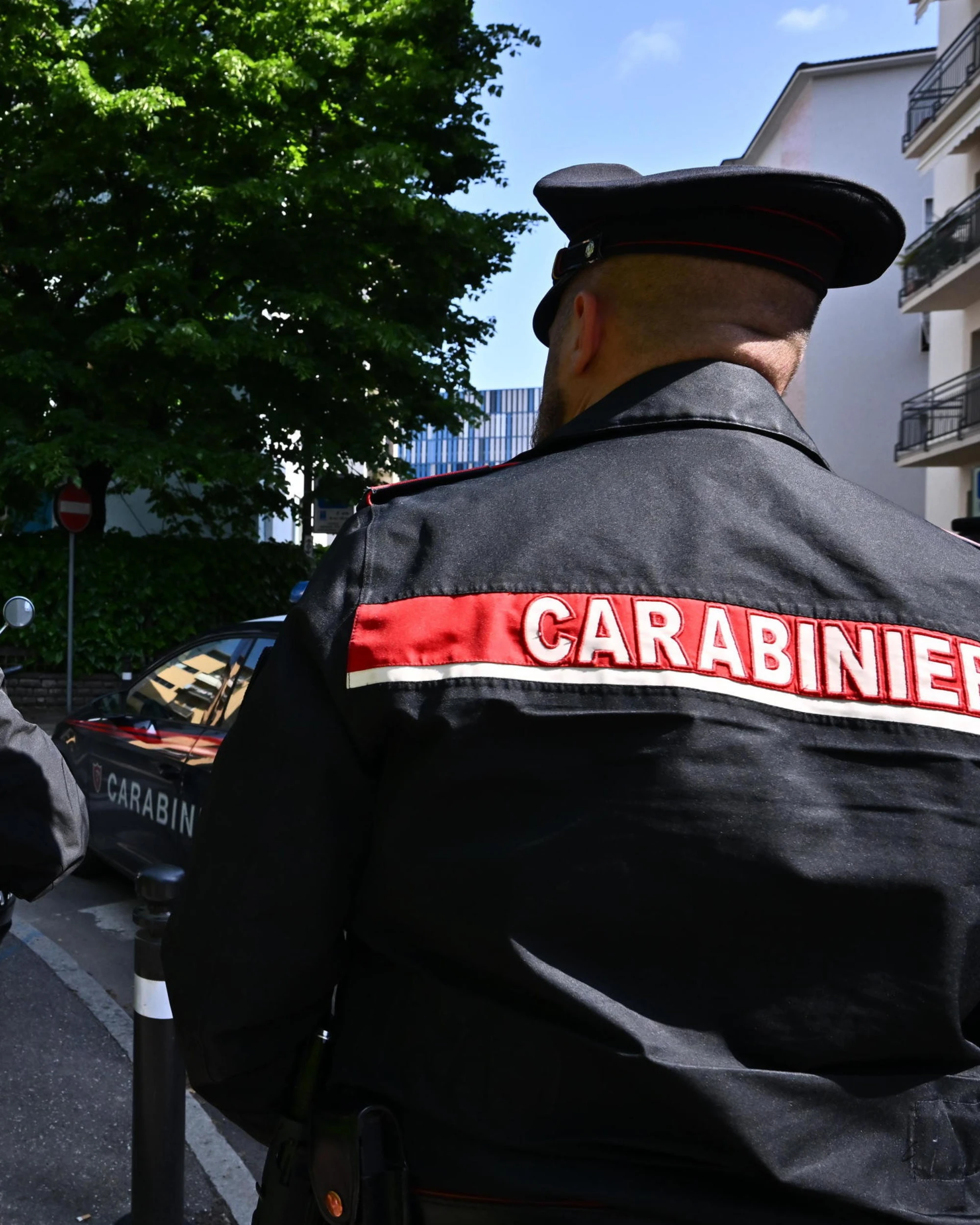Viareggio, bottigliate in testa per rapinarlo: arrestato 22enne marocchino