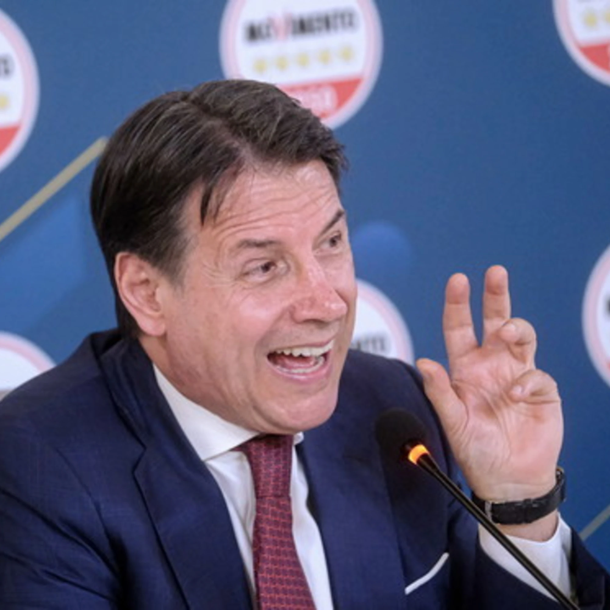 Addio bandiera rossa: Giuseppi è una banderuola