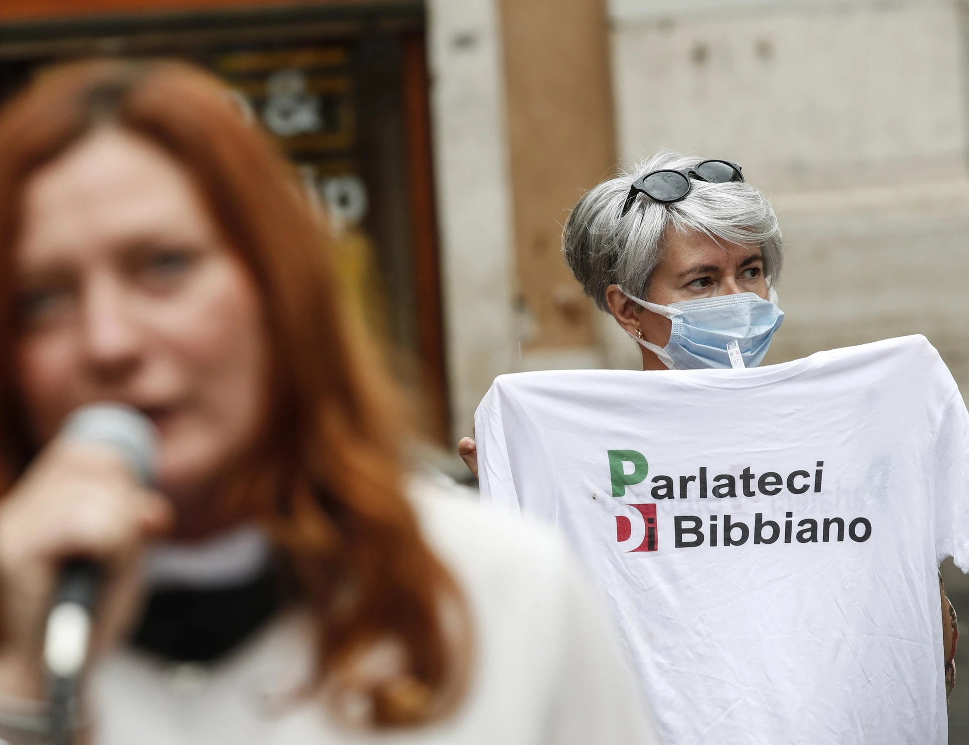 Bibbiano, il prete organizza una messa: interviene il vescovo, è un caso politico