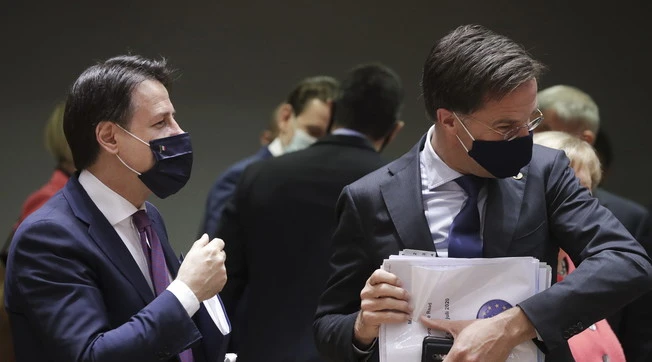 Giuseppe Conte, niente accordo con Rutte sul Recovery fund. Retroscena: opting out o ricorso in Tribunale, la fine dell'Unione europea
