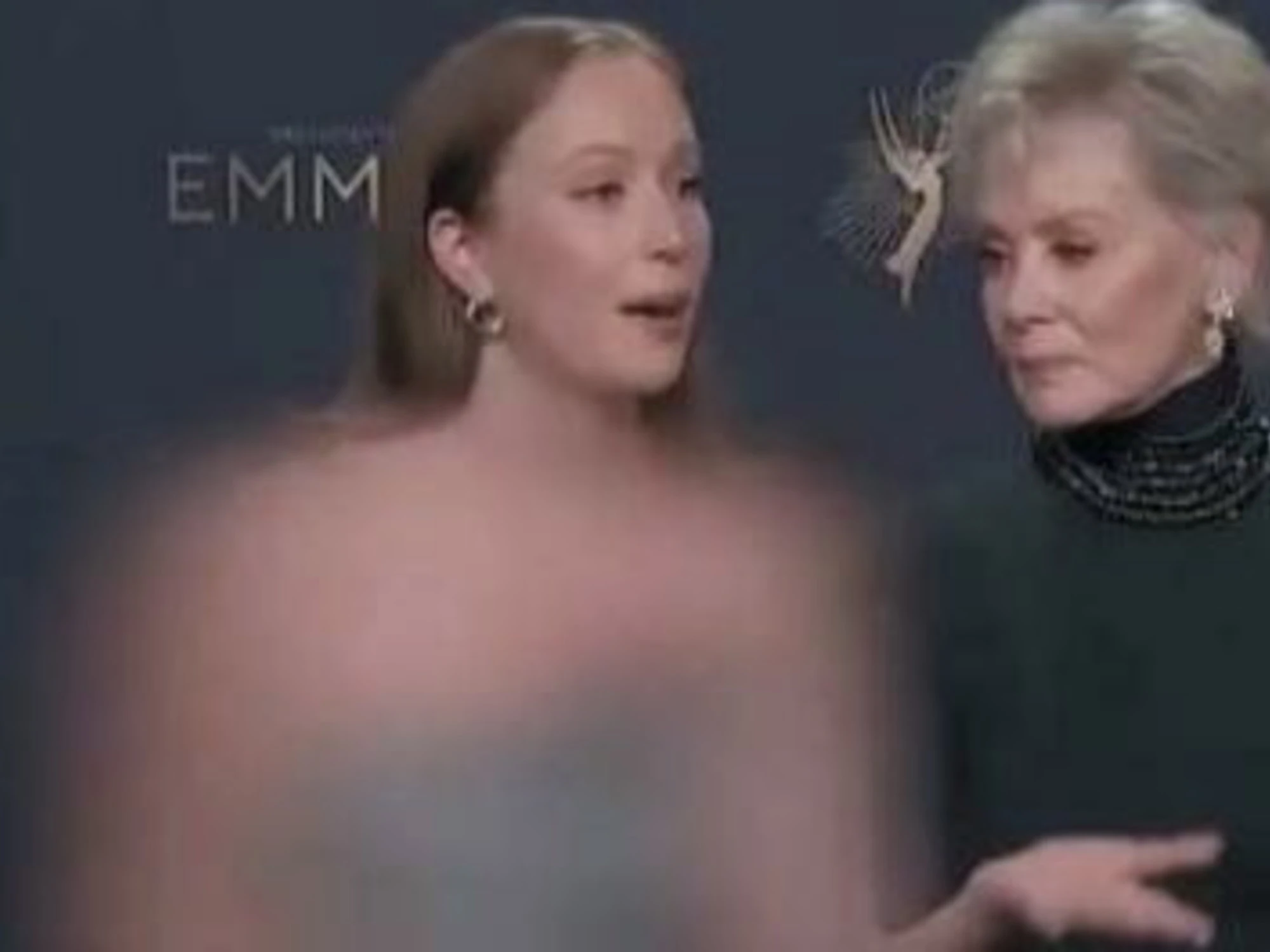 Oscurate le spalle nude dell’attrice pro-Pal