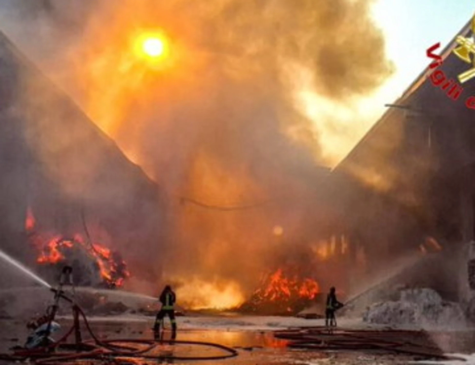 Milano, incendio alla ricicleria: un operaio ferito, timore per le sostanze inquinanti