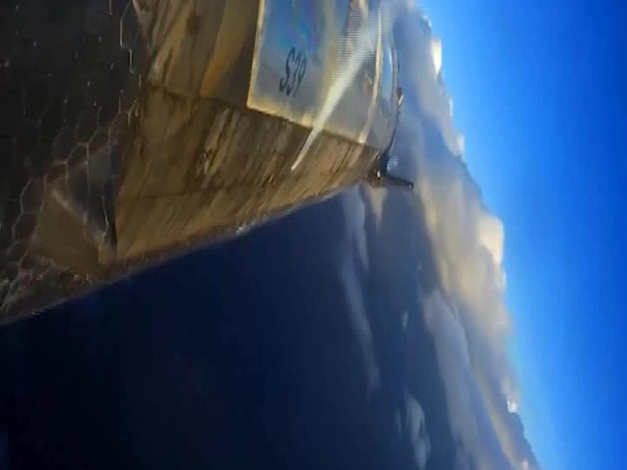 Space X, l'ammaraggio nell'Oceano Indiano e l'improvvisa esplosione