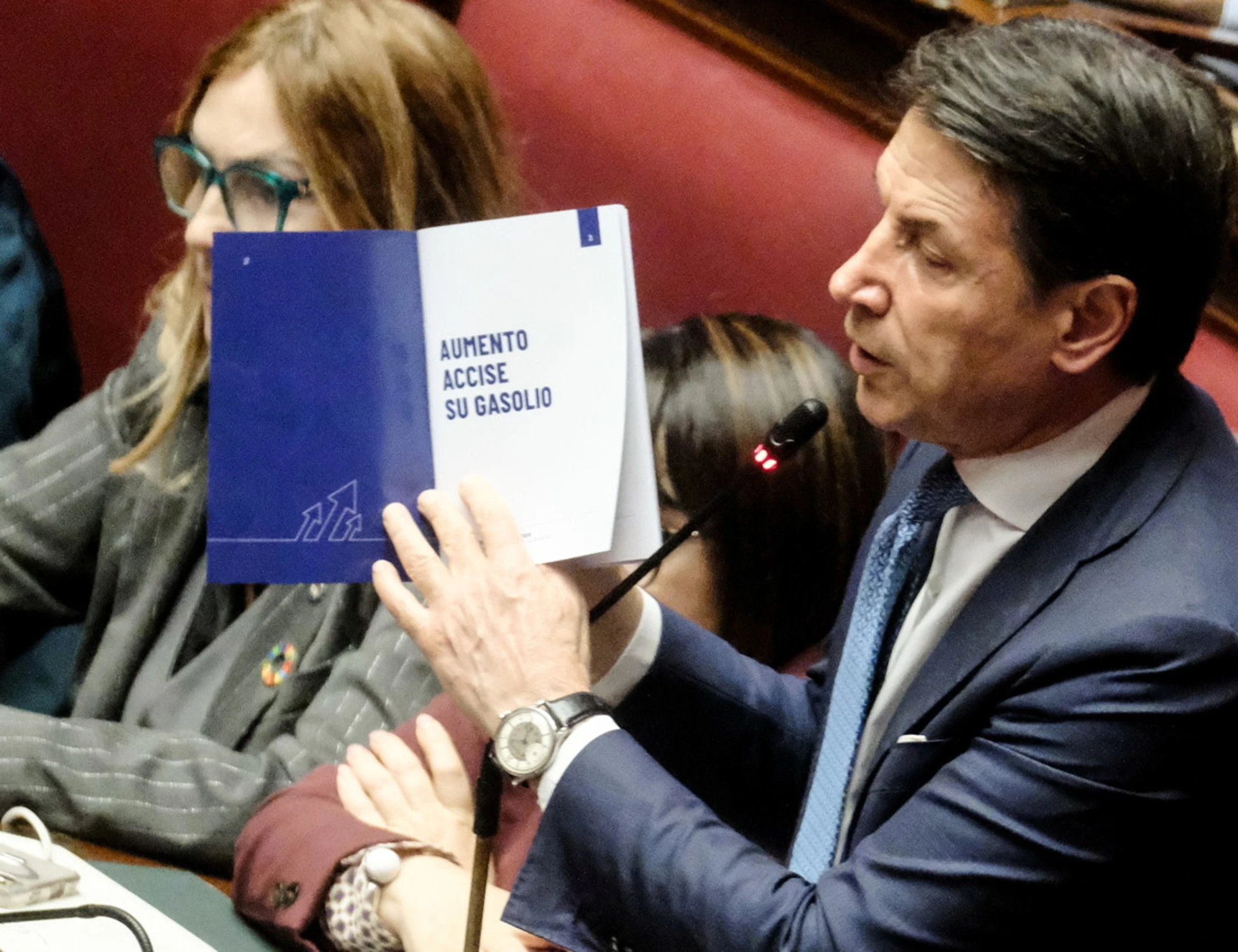 Giuseppe Conte farnetica in Aula: "Meloni non rida, prenda appunti. Cosa si vanta?"