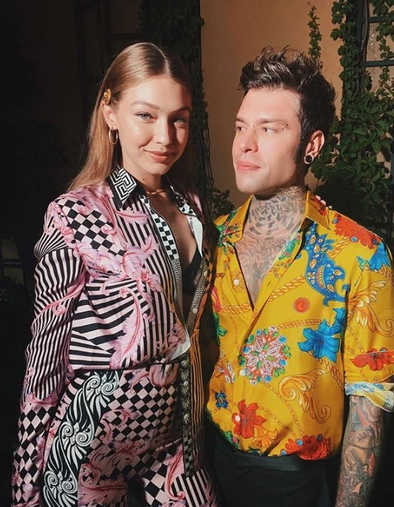 Chiara Ferragni vede Gigi Hadid, disastrosa gaffe: dimentica di aver sposato Fedez