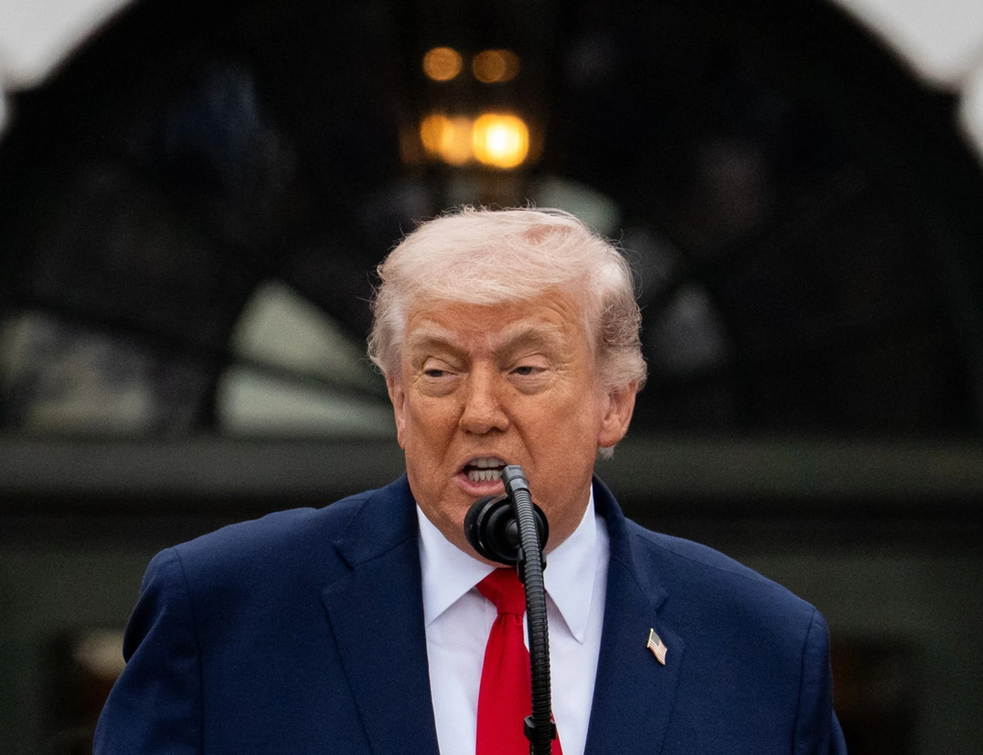 Iran, la giornata. Trump e la foto con la mitragliatrice: "L'Iran si dia una regolata"