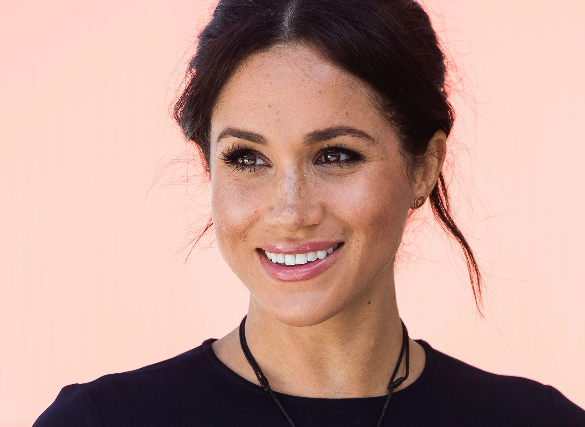 Meghan Markle "sta per accettare un lavoro". Ma non può farlo: l'ultimo sfregio alla tradizione