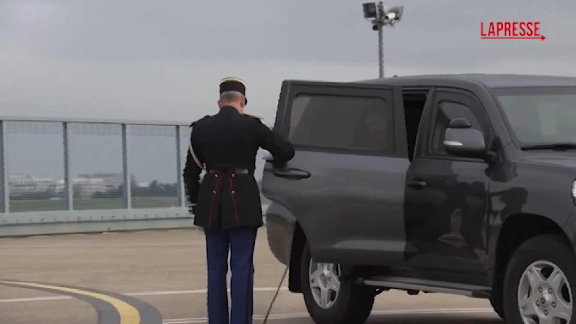 Ucraina, Macron e Zelensky siglano l'accordo sulla difesa aerea