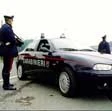 Assale i vicini con l'accetta