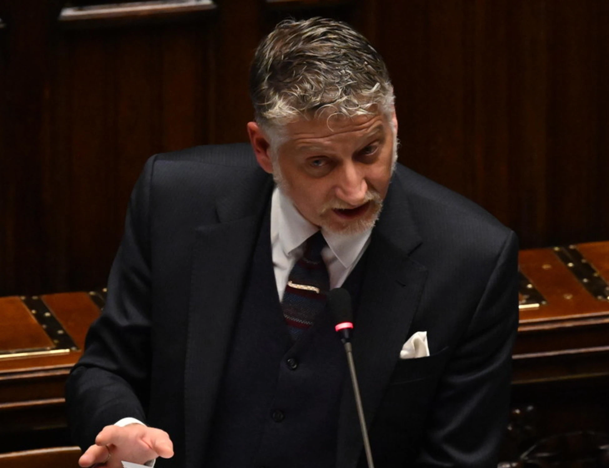 Alessandro Giuli smonta Renzi: "Tutti quelli col pollice opponibile"