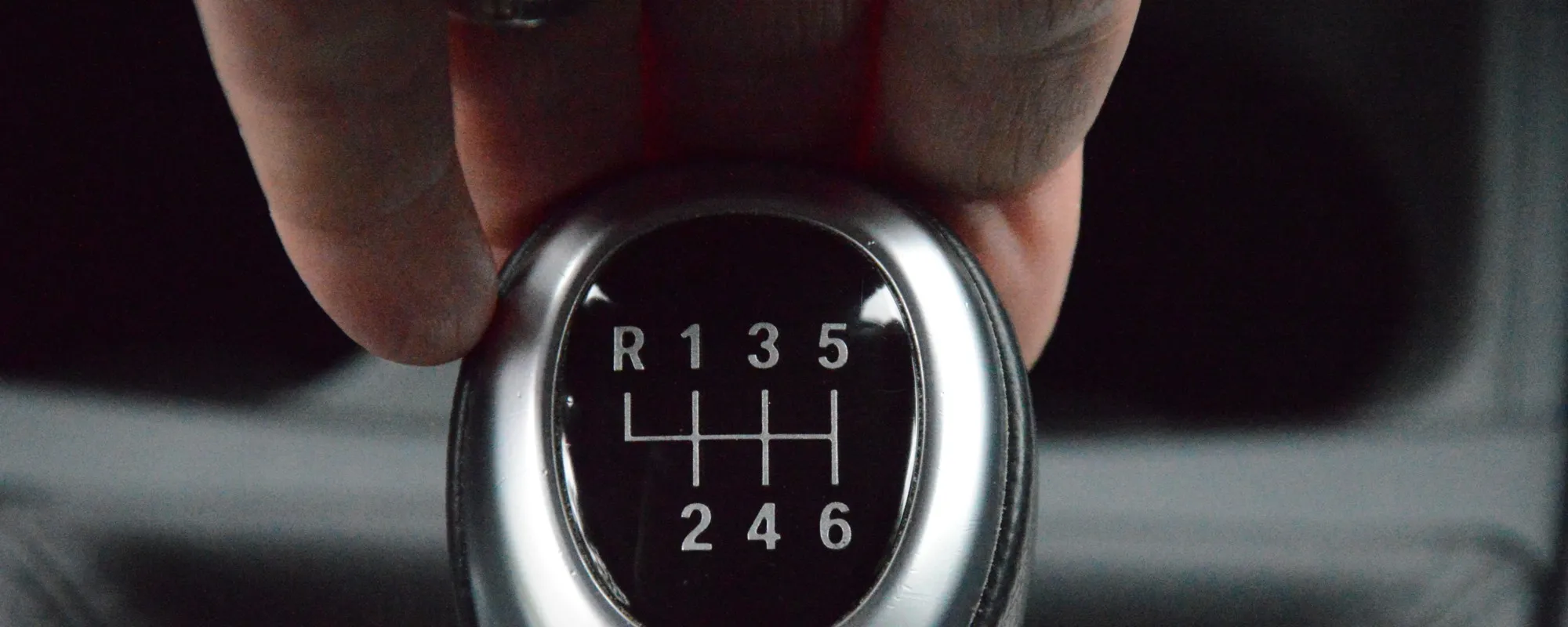 Auto, non tenete mai la mano sulla leva del cambio: cosa si rischia