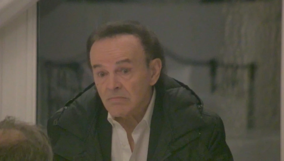 Le Iene, Dodi Battaglia sorprende suo figlio mentre fa sesso con la figlia del boss: video sconvolgente