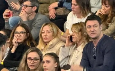 Giorgia Meloni in tribuna a Tivoli per guardare la figlia? Insulti e minacce, orrore al Palasport