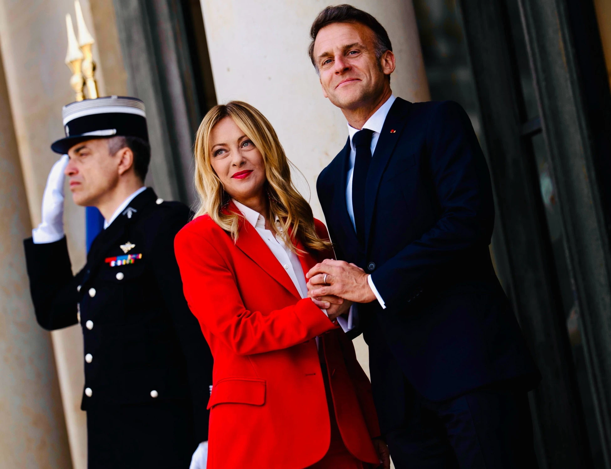 Giorgia Meloni fa impazzire la sinistra: come la accolgono al summit con Macron