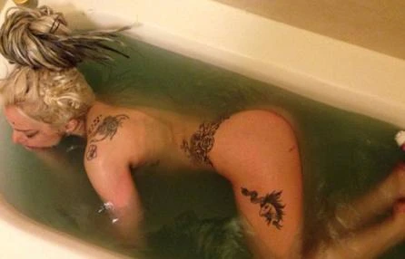 Lady Gaga è nuda nella vasca da bagno