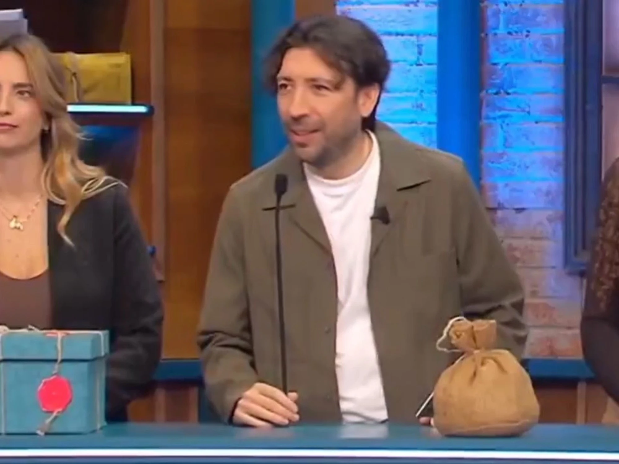 Affari Tuoi, De Martino umilia Herbert Ballerina: "Siamo alla frutta...", caos in studio